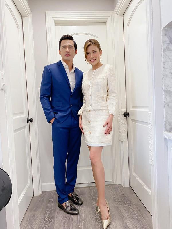 Căn hộ mà gia đình Thúy Diễm, Lương Thế Thành đang ở tuy không rộng nhưnhg khá tiện nghi, sử dụng tông trắng làm chủ đạo. 