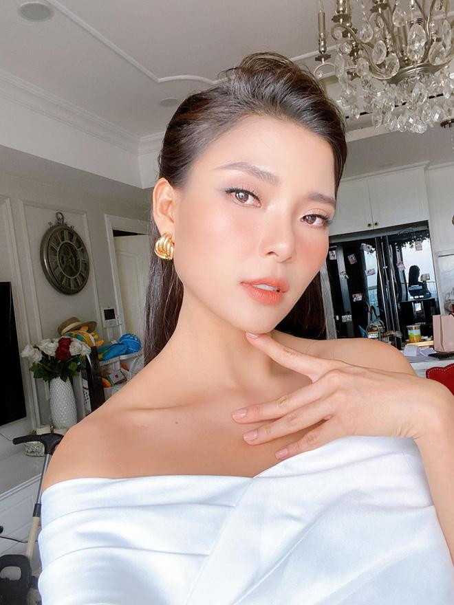 Thúy Diễm nhiều lần khoe các góc trong nhà thông qua những bức ảnh selfie. 