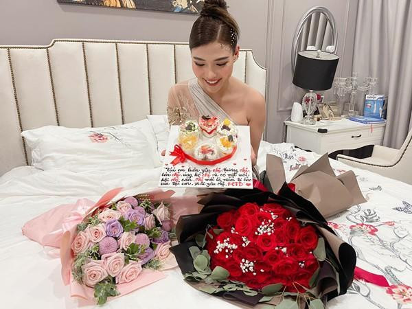 Không gian phòng ngủ gây ấn tượng với chiếc giường size lớn cực kỳ sang chảnh, theo phong cách tinh tế. 