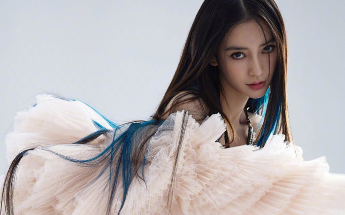 'Bạch phát ma nữ' Angelababy rũ rượi trên bìa tạp chí Harper's Bazaar Ảnh 2