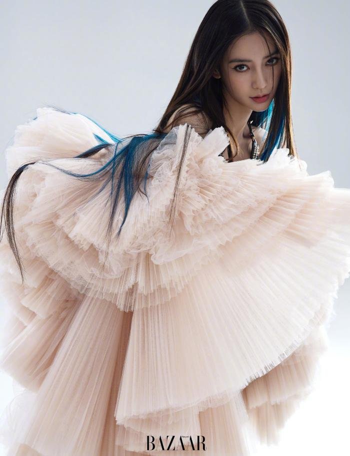 'Bạch phát ma nữ' Angelababy rũ rượi trên bìa tạp chí Harper's Bazaar Ảnh 7