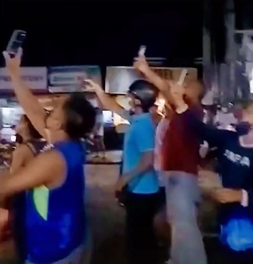 Người dân đứng quay video về sinh vật kỳ dị đu dây điện.