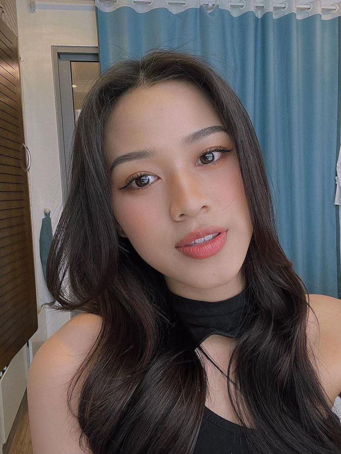 Chân dài chọn phương pháp niềng răng trong suốt, tuy không gây hiệu ứng “hàm răng sắt” như xưa kia nhưng có thể thấy khuôn miệng của cô vẫn có chút không được tự nhiên vì phải đeo khay.