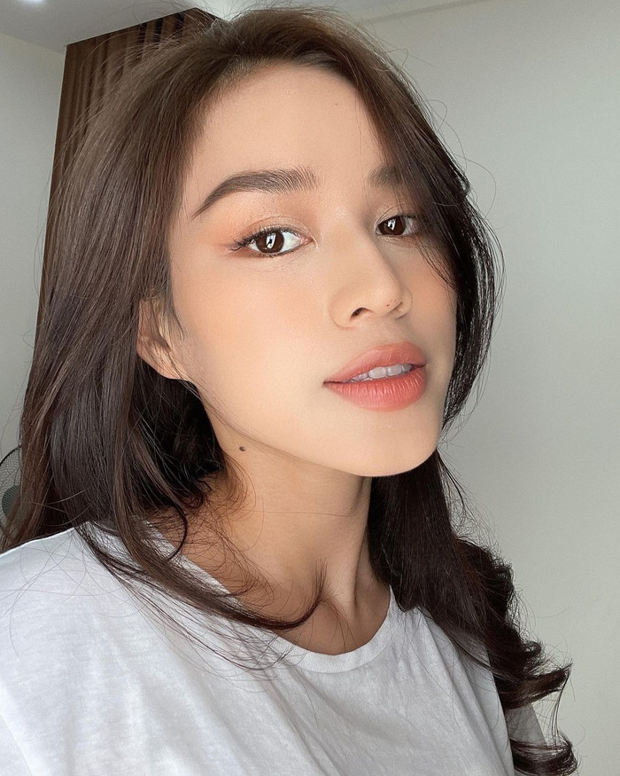 Dù bị chê là răng không thẳng đẹp, thế nhưng nàng hậu vẫn có lợi thế về hàm răng chắc khỏe và sáng bóng nên liệu trình niềng răng của cô khá ngắn. 