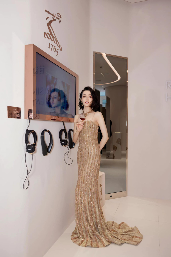 Người đẹp đúng chuẩn quý cô phương Tây đi dự tiệc rượu sang chảnh khiến ai cũng phải chăm chú