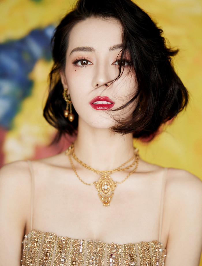 Mái tóc ngắn cùng phụ kiện trang sức vintage Hedidaus tôn lên nhan sắc của nữ diễn viên Cbiz