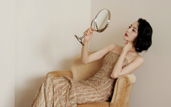 Địch Lệ Nhiệt Ba đẹp 'nghẹt thở' trong bộ váy sequin dát vàng lấp lánh Ảnh 2