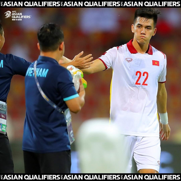 Fans bóng đá Việt Nam đang bầu Tiến Linh hay hơn Son Heung Min dù tuyển Việt Nam toàn thua 4 trận và xếp bét bảng B. Ảnh: AFC