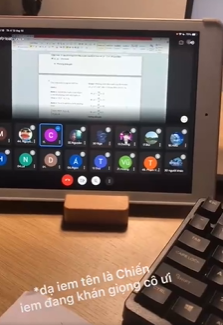 Nam sinh bị khàn giọng nên khi điểm danh, cô giáo hiểu lầm là giọng một bạn nữ nào đó điểm danh hộ