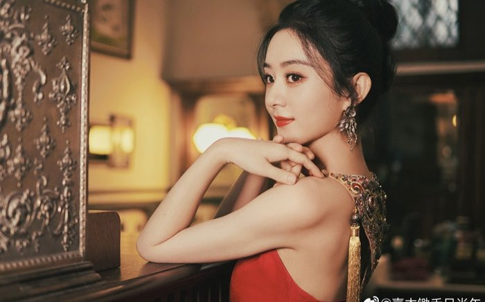 Triệu Lệ Dĩnh khoe body siêu quyến rũ, ai ngờ quay qua nhan sắc thật muốn té xỉu trên sóng livestream Ảnh 2