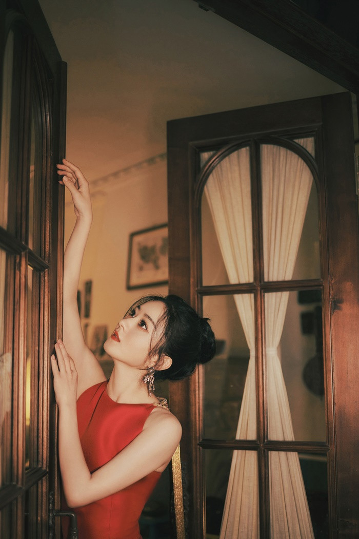 Triệu Lệ Dĩnh khoe body siêu quyến rũ, ai ngờ quay qua nhan sắc thật muốn té xỉu trên sóng livestream Ảnh 7