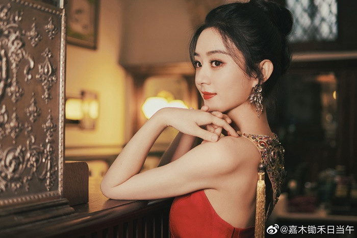 Triệu Lệ Dĩnh khoe body siêu quyến rũ, ai ngờ quay qua nhan sắc thật muốn té xỉu trên sóng livestream Ảnh 4