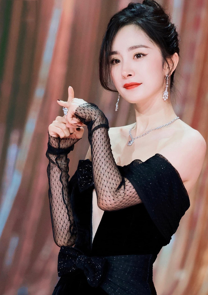 Top 8 mỹ nhân Cbiz đọ vai trần quyến rũ: Vị trí số 1 thuộc về Dương Mịch hay Triệu Lệ Dĩnh? Ảnh 25