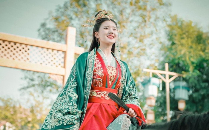 Triệu Lộ Tư mặc đồ tân nương 'phèn chúa' lại còn 'già chát', thế này thì sao mà cứu nổi phim 'flop' đây? Ảnh 2