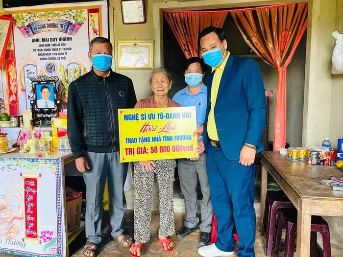 Đoàn từ thiện của nghệ sĩ Hoài Linh trao tặng nhà tình thương cho hộ dân tại xã Quế An, huyện Quế Sơn. Ảnh: MTTQ huyện Quế Sơn