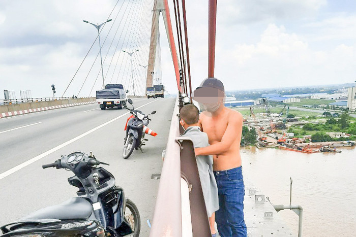 Anh P. đưa con nhỏ lên cầu Cần Thơ định nhảy xuống sông Hậu tự tử. Ảnh: VietNamNet
