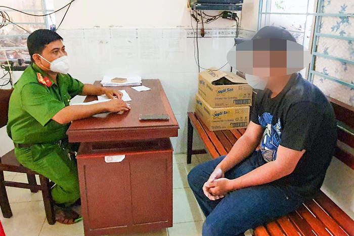 Lực lượng chức năng giải thích, vận động anh P. không được làm chuyện dại dột. Ảnh: VietNamNet