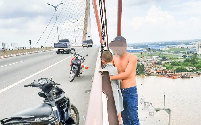 Người đàn ông ôm con 5 tuổi định nhảy cầu tự tử sau khi ly hôn Ảnh 2