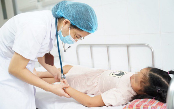 Bé gái 9 tuổi ở Hà Nội suýt mất mạng vì bị sốt xuất huyết nhưng gia đình tự điều trị, truyền nước Ảnh 2