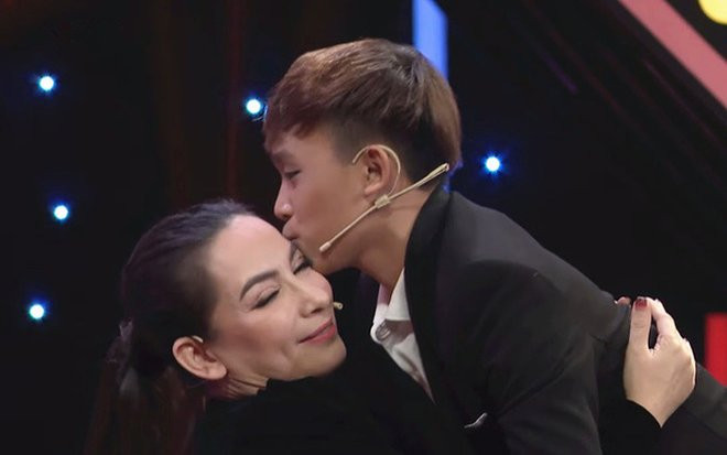 Clip Hồ Văn Cường nhặt tiền trên sân khấu 'nóng trở lại' giữa ồn ào cát-sê với gia đình ca sĩ Phi Nhung Ảnh 2