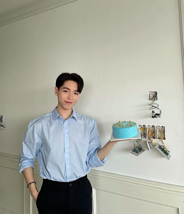 Nam ca sĩ tạo dáng ở một góc khác của căn nhà