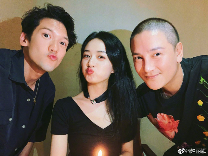 Trước đó, Triệu Lệ Dĩnh đã ăn mừng sinh nhật sớm cùng hai diễn viên Đinh Tử Tuấn và Quách Trí Bân.