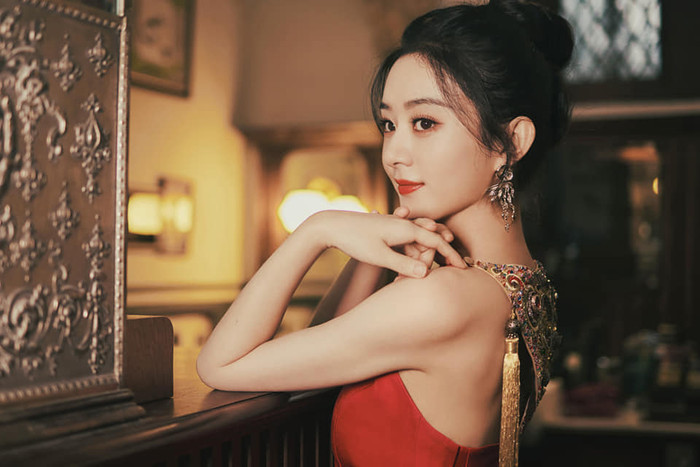 Thiết kế váy đỉnh cao với phần họa tiết tinh xảo sau lưng&nbsp;