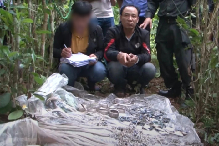 Đối tượng Triệu Vạn Phúc cùng số tang vật thu giữ được. (Ảnh: An Ninh Lai Châu).