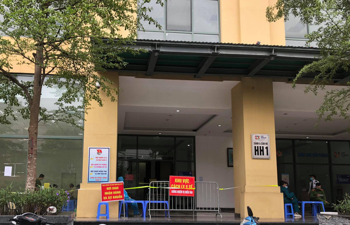 Lực lượng chức năng đã tiến hành căng dây, dựng biển 'khu vực cách ly y tế' tại toà HH01A để thực hiện các biện pháp phòng chống dịch.
