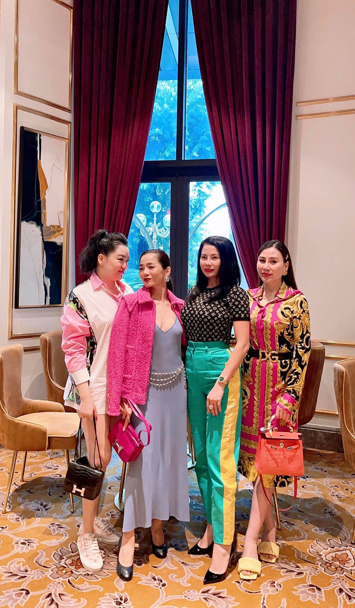 Lệ Quyên khoác hờ áo tweed màu hồng xuyệt tông với chiếc túi Hermes, bạn bè của cô cũng toàn dân ưa chuộng mặc trang phục sặc sỡ dát đầy đồ hiệu xa xỉ 