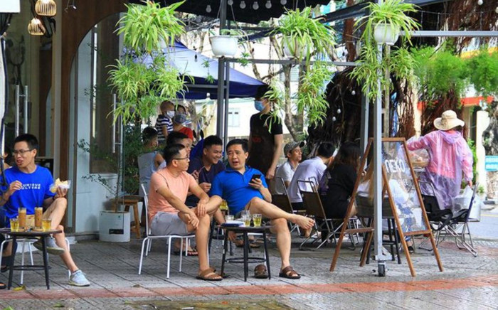 Người Đà Nẵng phấn khởi khi ra quán ăn sáng, uống cà phê Ảnh 2