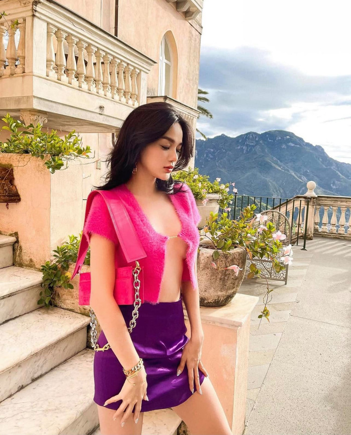 Cô nàng khoe khéo cặp tuyết lê căng đầy, vòng eo con kiến đầy quyến rũ