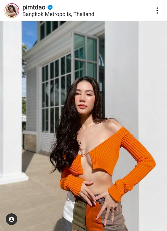 Du trend muộn nhưng nóng bỏng khỏi bàn chính là Dao Pimthong, cô diện thiết kế áo trưng trổ vòng 1 căng đầy nóng bỏng