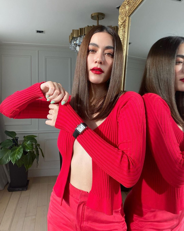 'Bông hồng lai' Kimmy Kimberley đu trend muộn chiếc áo 'hư hỏng' nhưng nóng bỏng chắng kém ngôi sao nào