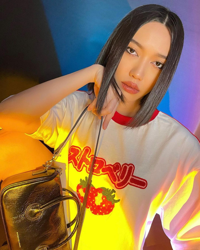 Diệu Nhi cực kỳ khác biệt, trang phục đúng trend, thần thái sang chảnh không hề kém cạnh ai. 