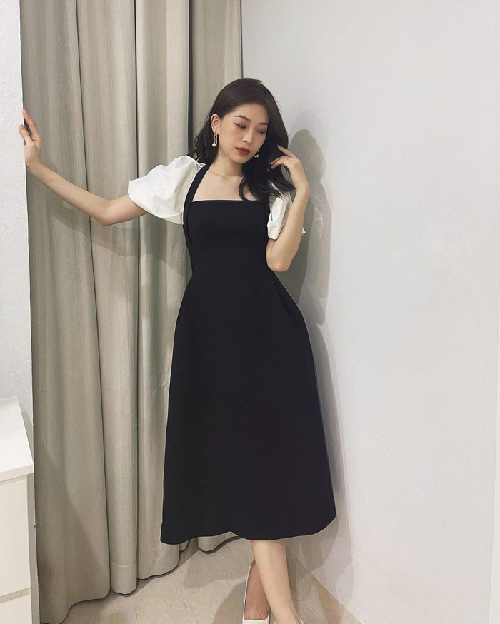 Á hậu Bùi Phương Nga ngọt ngào, kiêu sa trong chiếc đầm chữ A bềnh bồng mang 2 sắc đen, trắng đơn giản. 