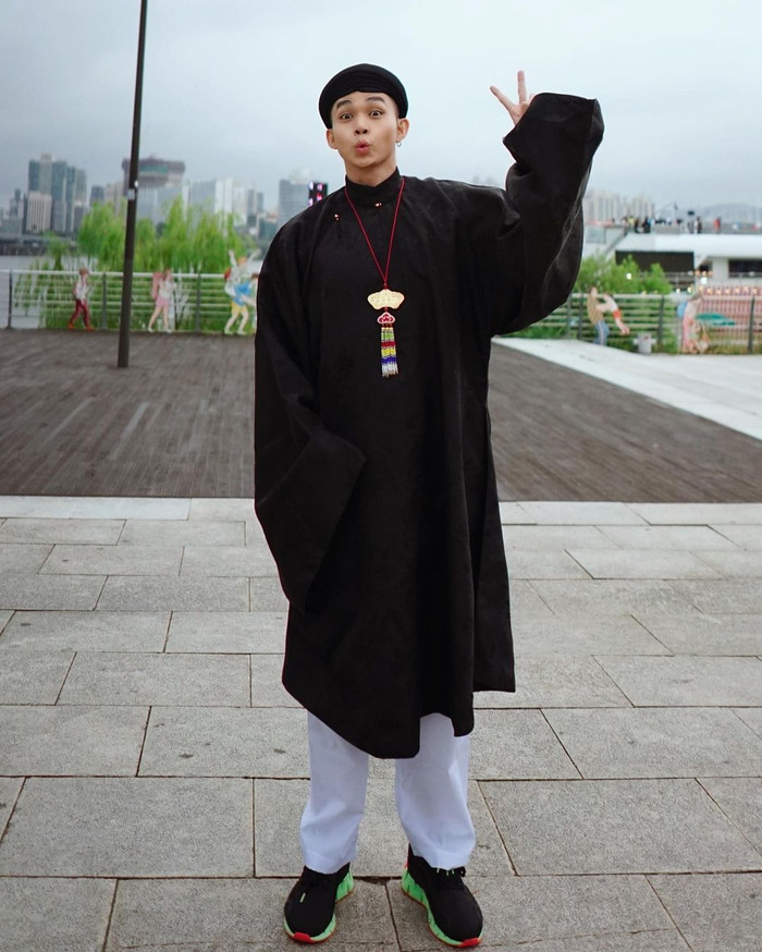 Phom dáng rộng rãi, thoải mái mang lại nét đẹp rất riêng. 