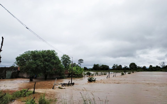 Đắk Lắk: Giải cứu người dân bị nước lũ cô lập khi đi làm rẫy Ảnh 2