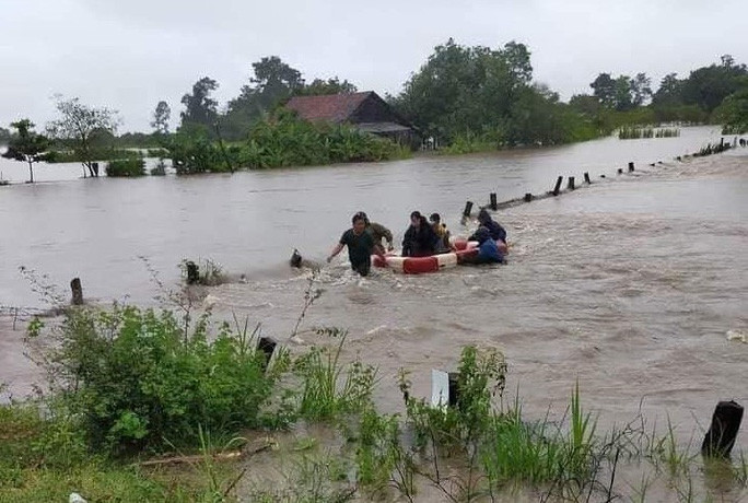 Đắk Lắk: Giải cứu người dân bị nước lũ cô lập khi đi làm rẫy Ảnh 2