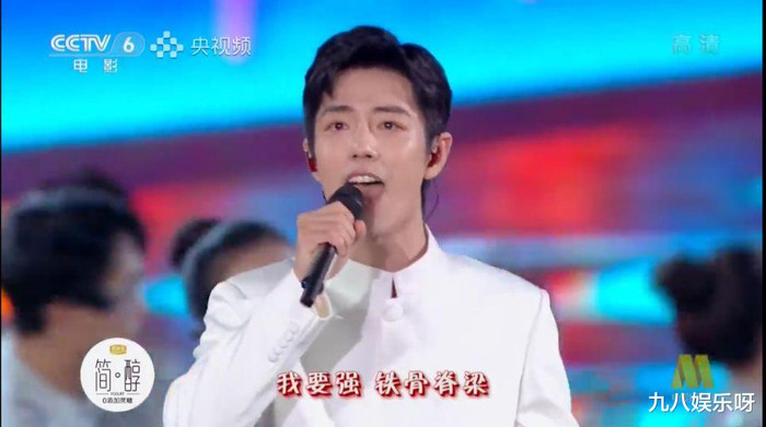 Tiêu Chiến và Thành Long hát chung sân khấu, thái độ của 'đàn anh' dành cho 'đàn em' gây chú ý Ảnh 10