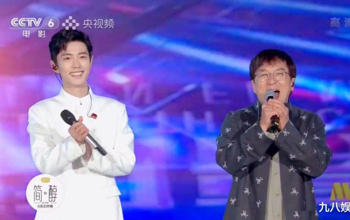 Tiêu Chiến và Thành Long hát chung sân khấu, thái độ của 'đàn anh' dành cho 'đàn em' gây chú ý Ảnh 2
