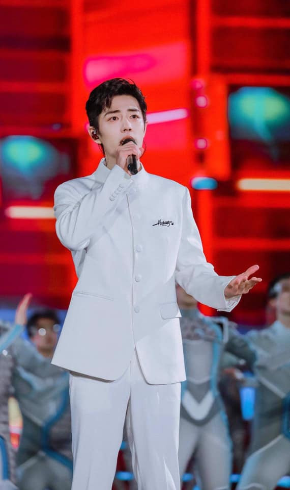 Tiêu Chiến và Thành Long hát chung sân khấu, thái độ của 'đàn anh' dành cho 'đàn em' gây chú ý Ảnh 4