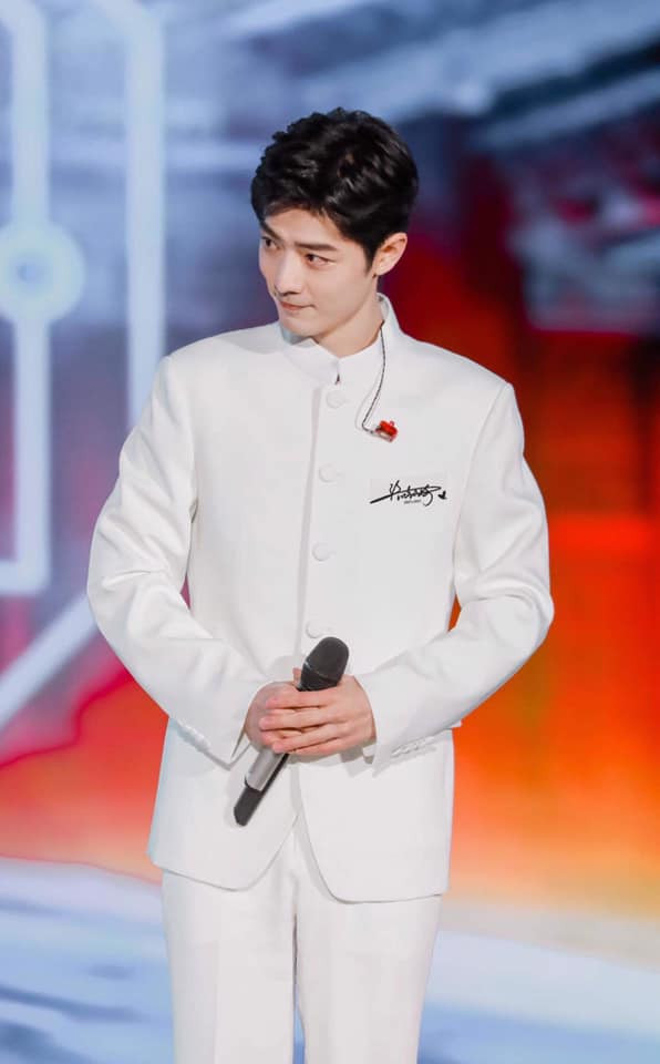 Tiêu Chiến và Thành Long hát chung sân khấu, thái độ của 'đàn anh' dành cho 'đàn em' gây chú ý Ảnh 8