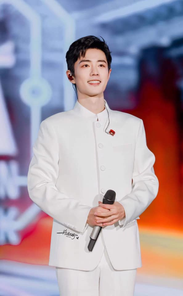 Tiêu Chiến và Thành Long hát chung sân khấu, thái độ của 'đàn anh' dành cho 'đàn em' gây chú ý Ảnh 3