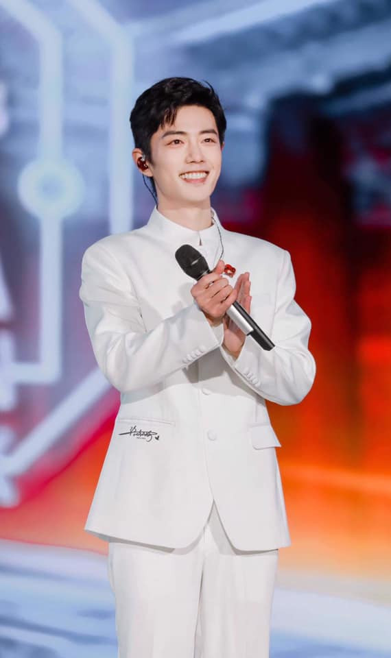 Tiêu Chiến và Thành Long hát chung sân khấu, thái độ của 'đàn anh' dành cho 'đàn em' gây chú ý Ảnh 7