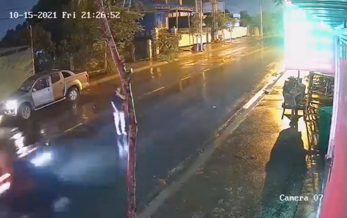 Tài xế ô tô thoát cửa tử sau cú tông bay người từ xe máy, dân mạng soi ra một lỗi nhiều người mắc Ảnh 2