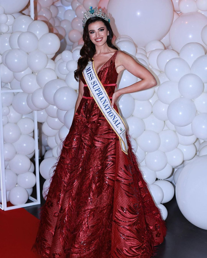 Miss Supranational Chanique Rabe sắc sảo, đậm đà trong chiếc váy đỏ rực rỡ, tôn hết cỡ làn da trắng sứ. 