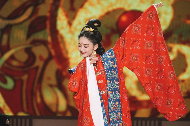 Một mỹ nhân Tân Cương liên tiếp 'quên' áo lót nhiều lần trên truyền hình, netizen ngại thay cho bạn diễn Ảnh 2