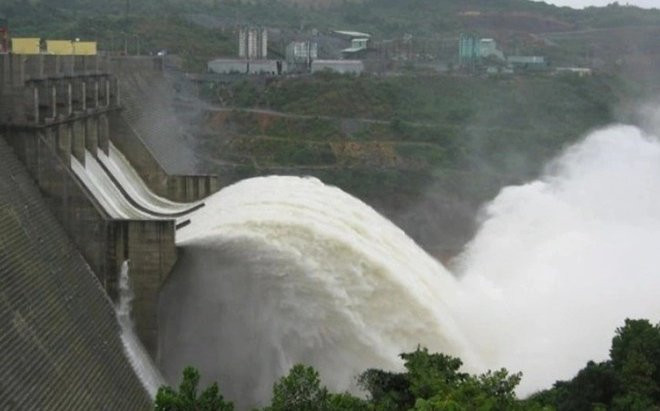 Thừa Thiên - Huế tạm dừng điều tiết nước tại thủy điện để tìm kiếm đôi vợ chồng mất tích trên sông Ảnh 2