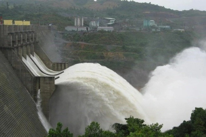 Thủy điện Hương Điền tạm dừng điều tiết nước trong vòng hơn 3 giờ để lực lượng chức năng tìm kiếm 2 vợ chồng bị mất tích. Ảnh: H.Triều/Dân TRí